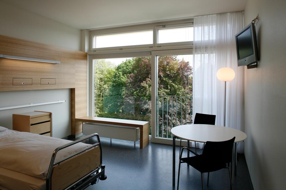Bettenstation im 5. Obergeschoss, St. Claraspital Basel