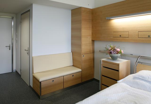 Bettenstation im 5. Obergeschoss, St. Claraspital Basel