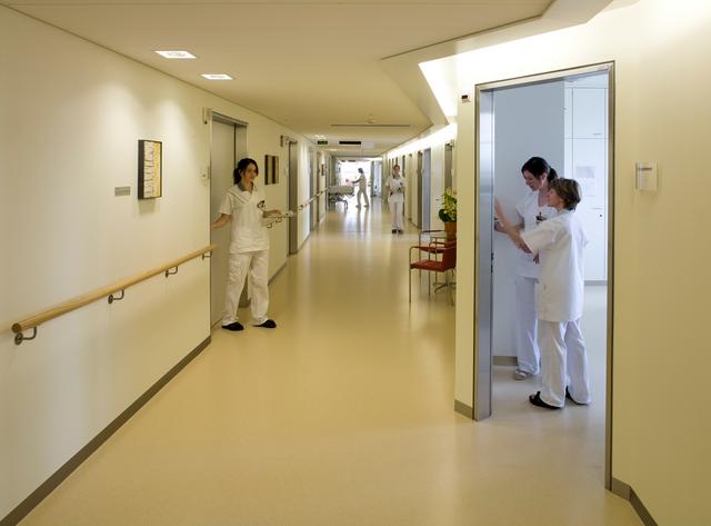 Bettenstation im 5. Obergeschoss, St. Claraspital Basel