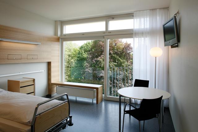 Bettenstation im 5. Obergeschoss, St. Claraspital Basel